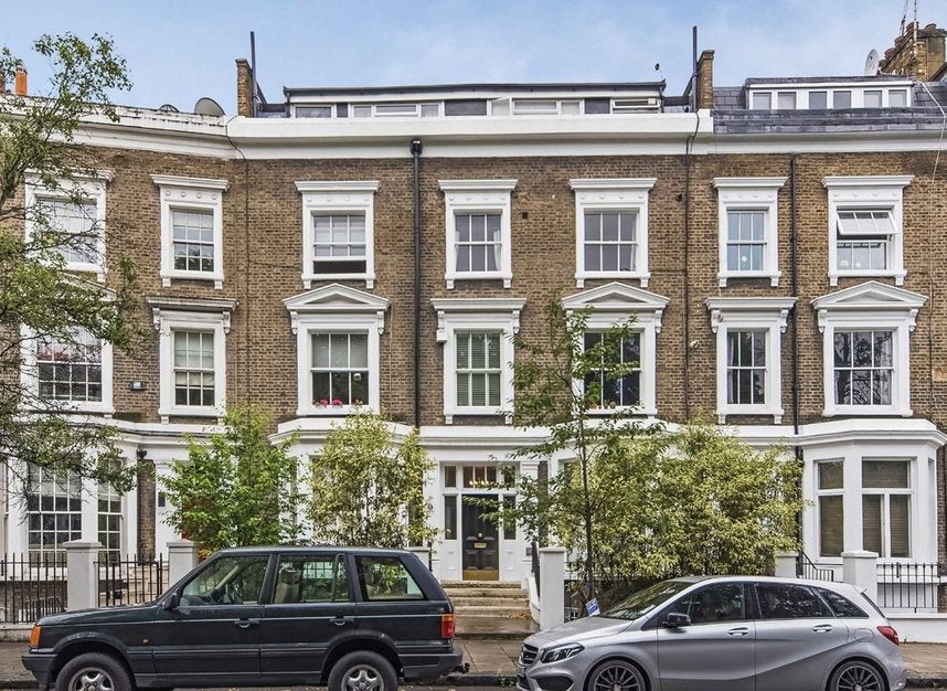 Flat Warwick Gardens in Greater London