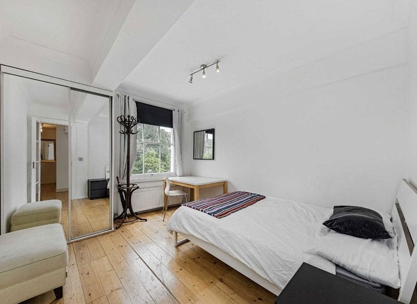 Flat Warwick Gardens in Greater London