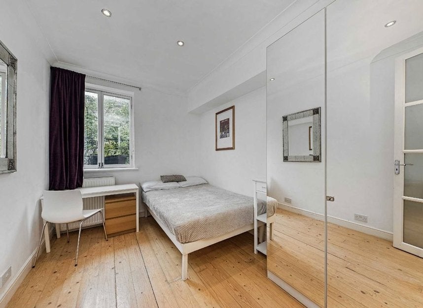 Flat Warwick Gardens in Greater London