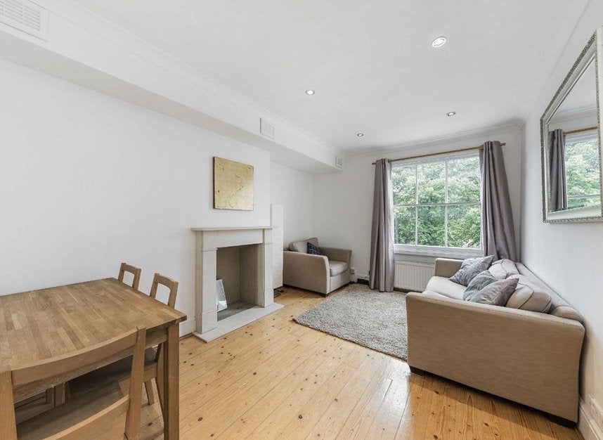 Flat Warwick Gardens in Greater London