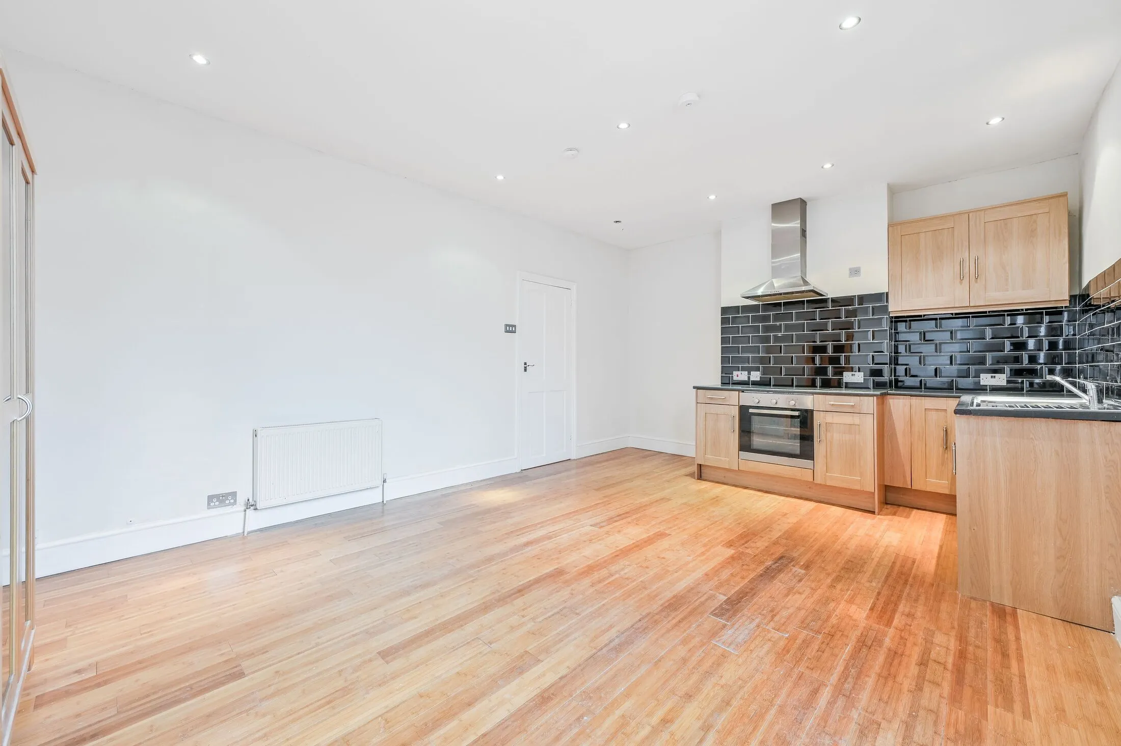 Flat Mallet Road in Greater London