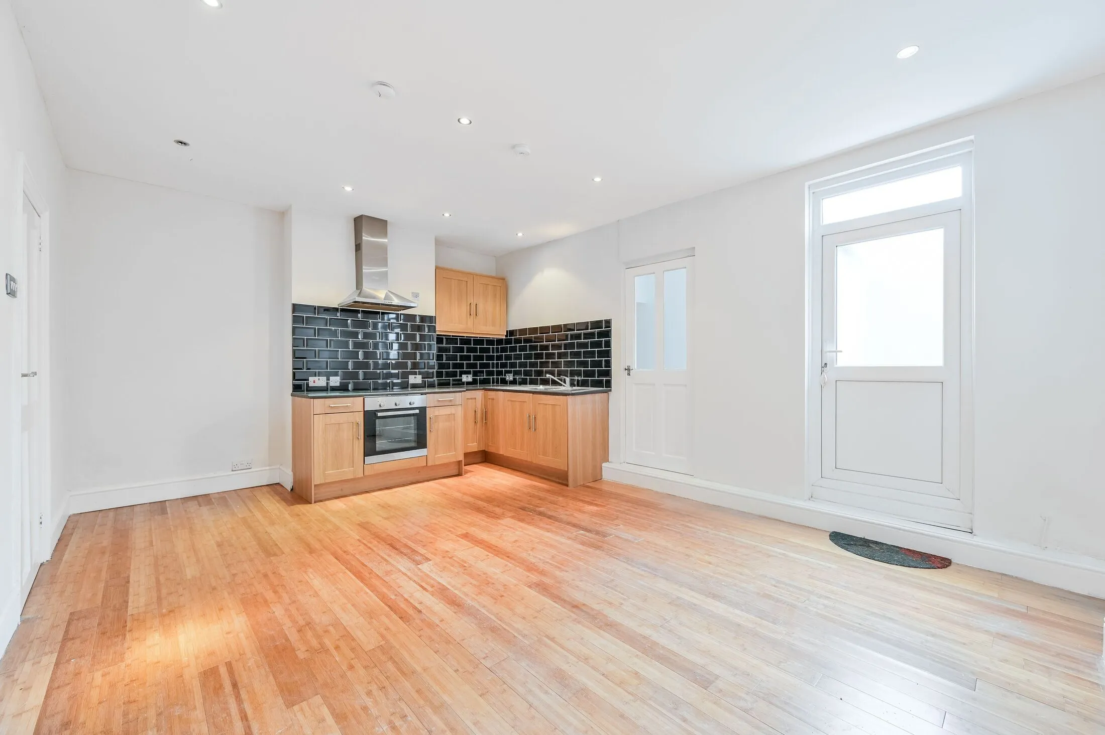 Flat Mallet Road in Greater London