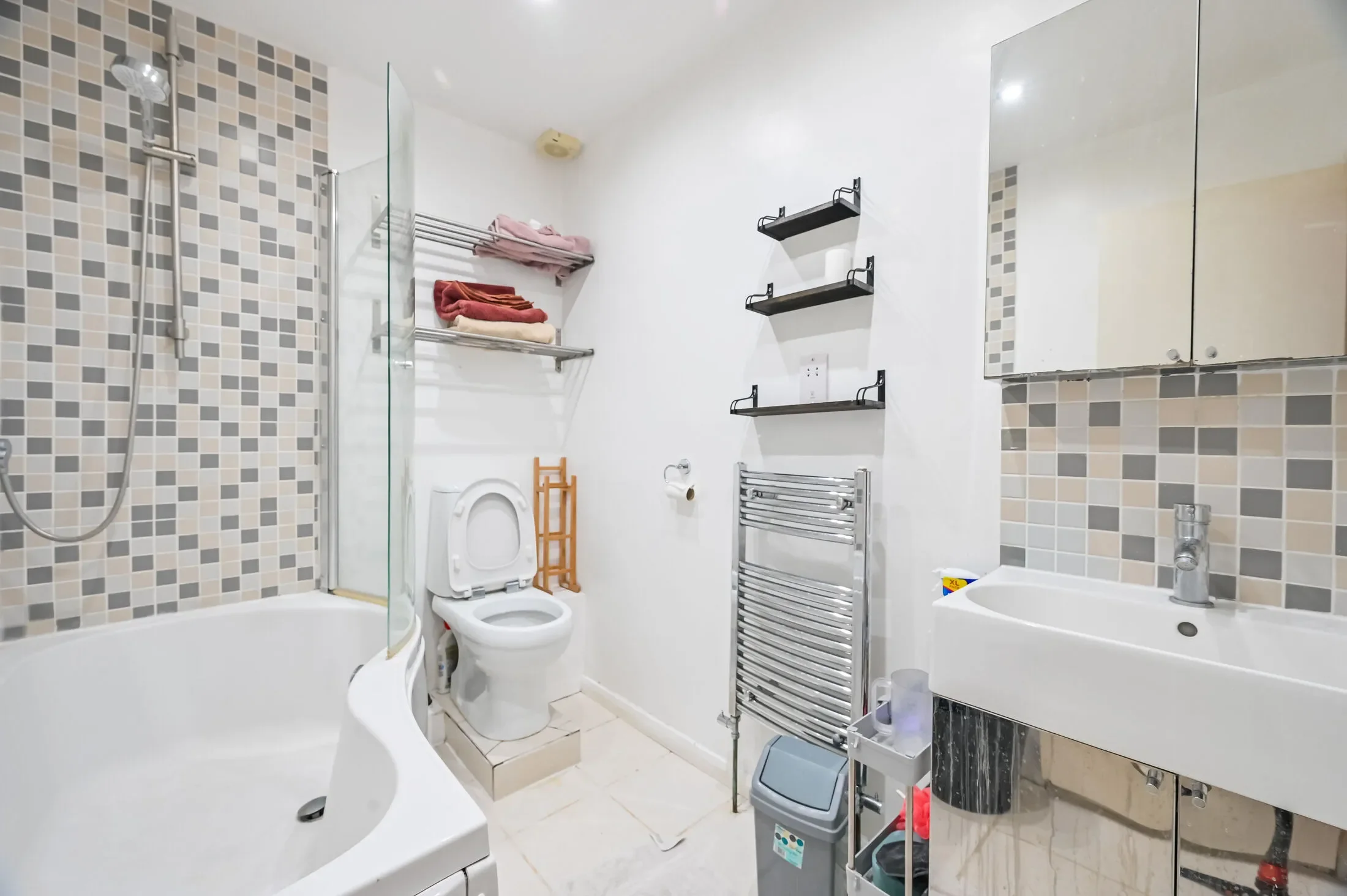 Flat Rembrandt Close in Greater London