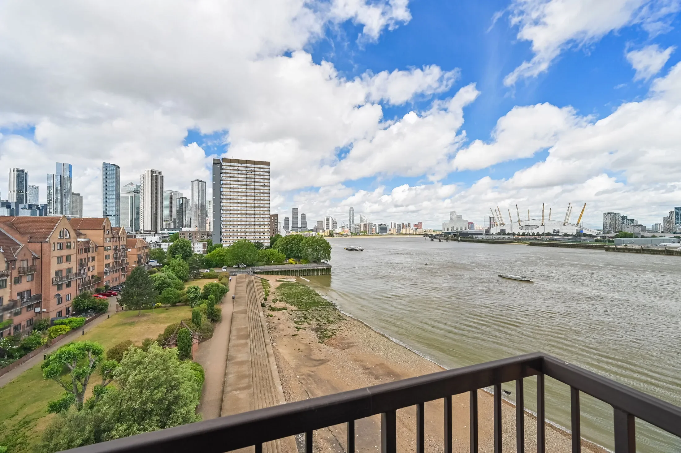 Flat Rembrandt Close in Greater London