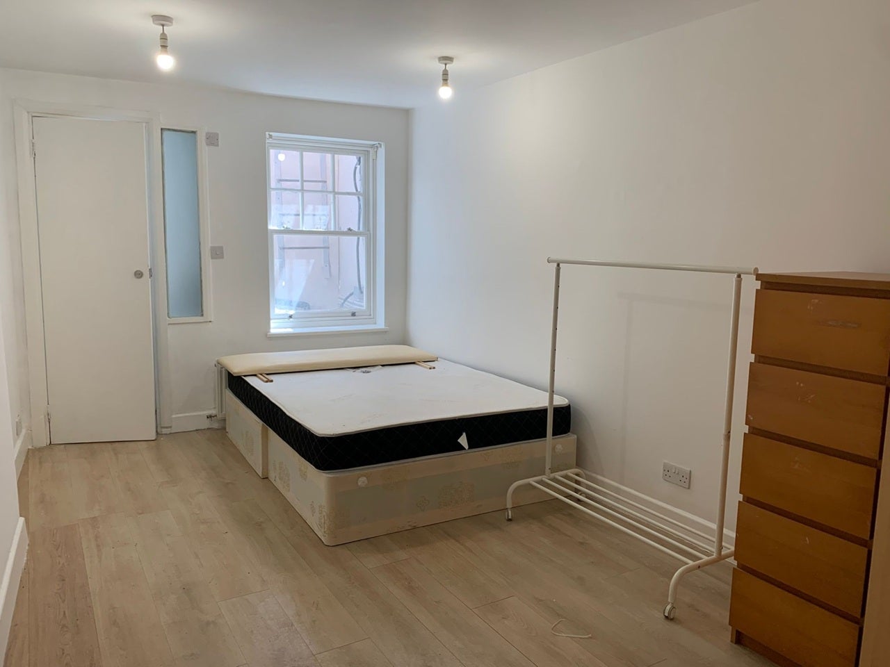 Flat Rydal Road in Greater London