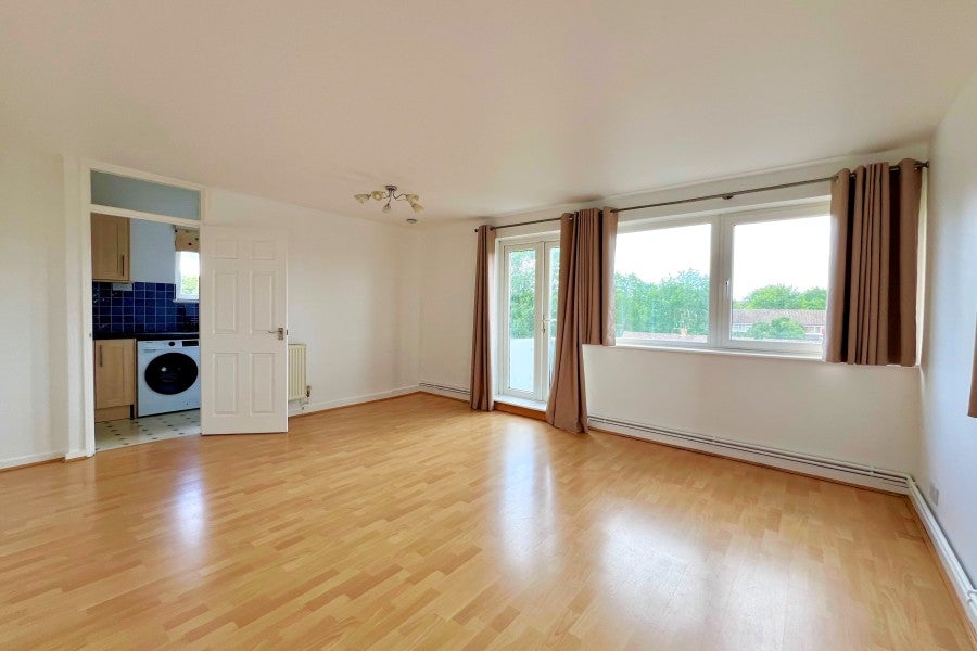Flat Craigmore Tower in Woking