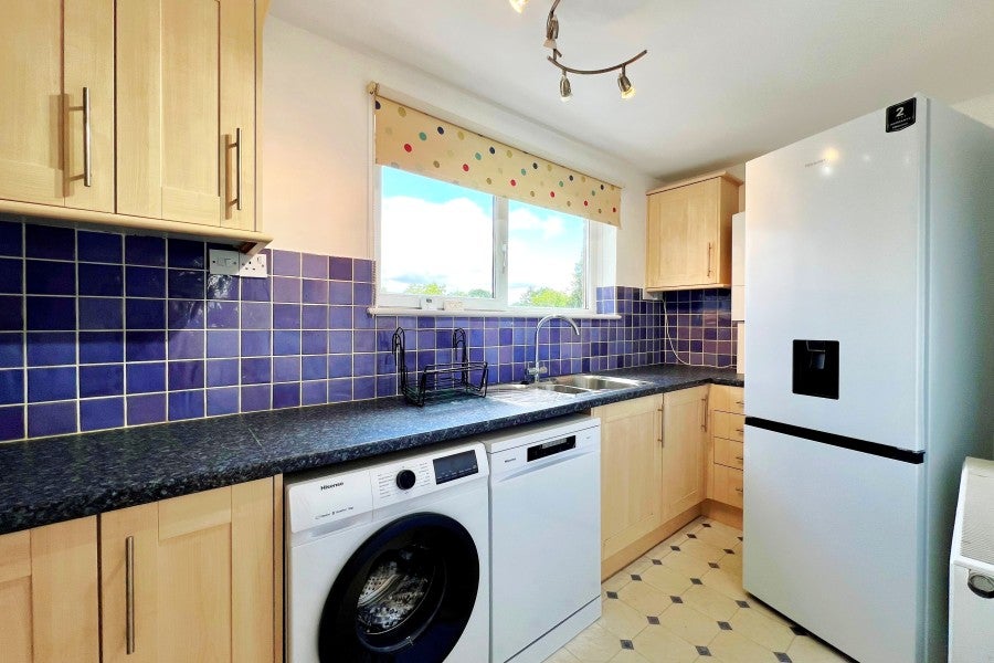 Flat Craigmore Tower in Woking