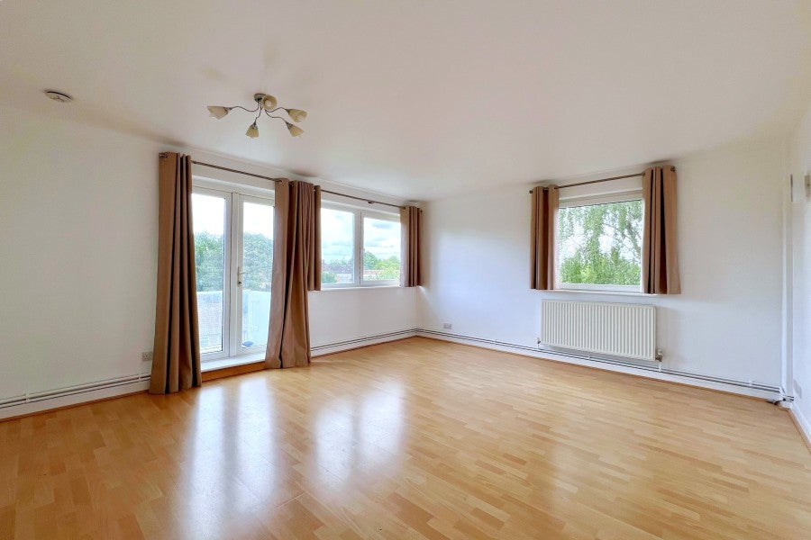 Flat Craigmore Tower in Woking