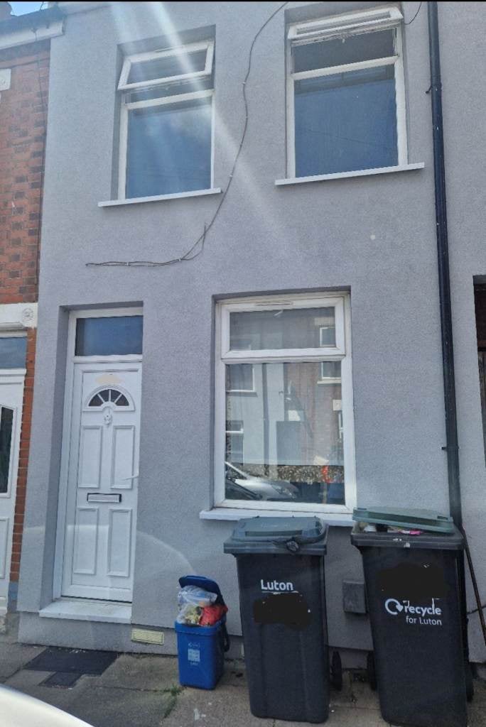 House Warwick Road West in Luton