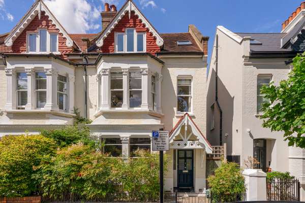 House Thornton Avenue in Greater London