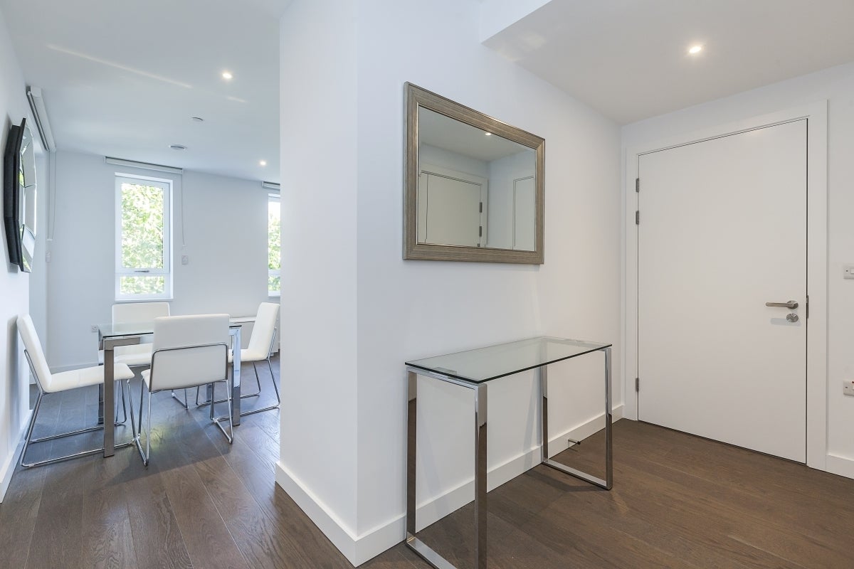 Flat Sayer Street in Greater London