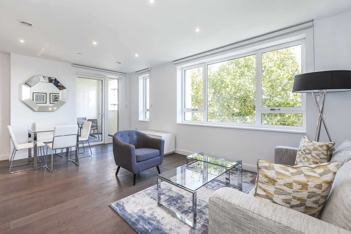 Flat Sayer Street in Greater London