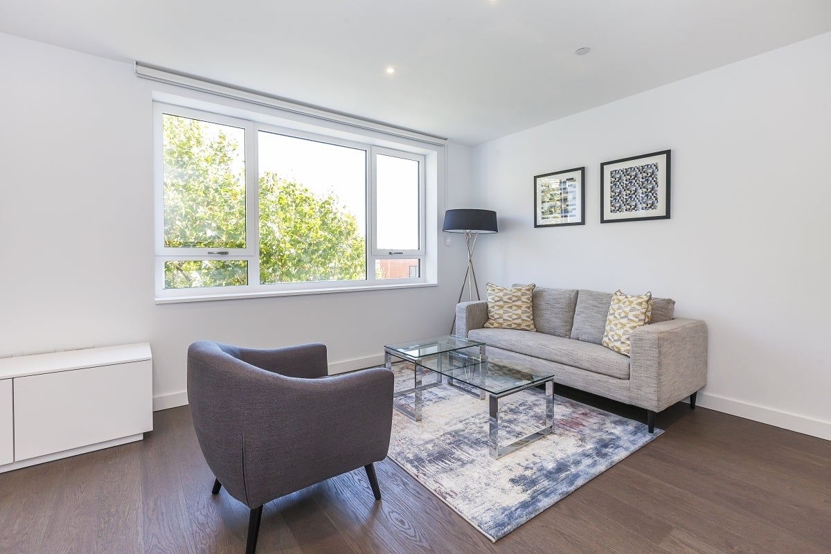 Flat Sayer Street in Greater London