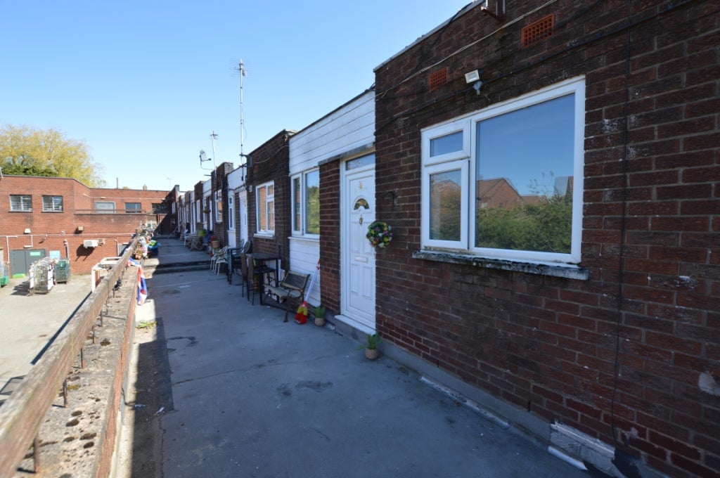 Flat Main Street in Billinge Chapel End