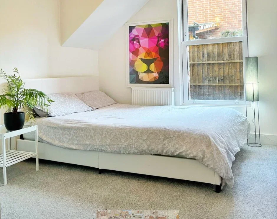 Flat Hillside Passage in Greater London