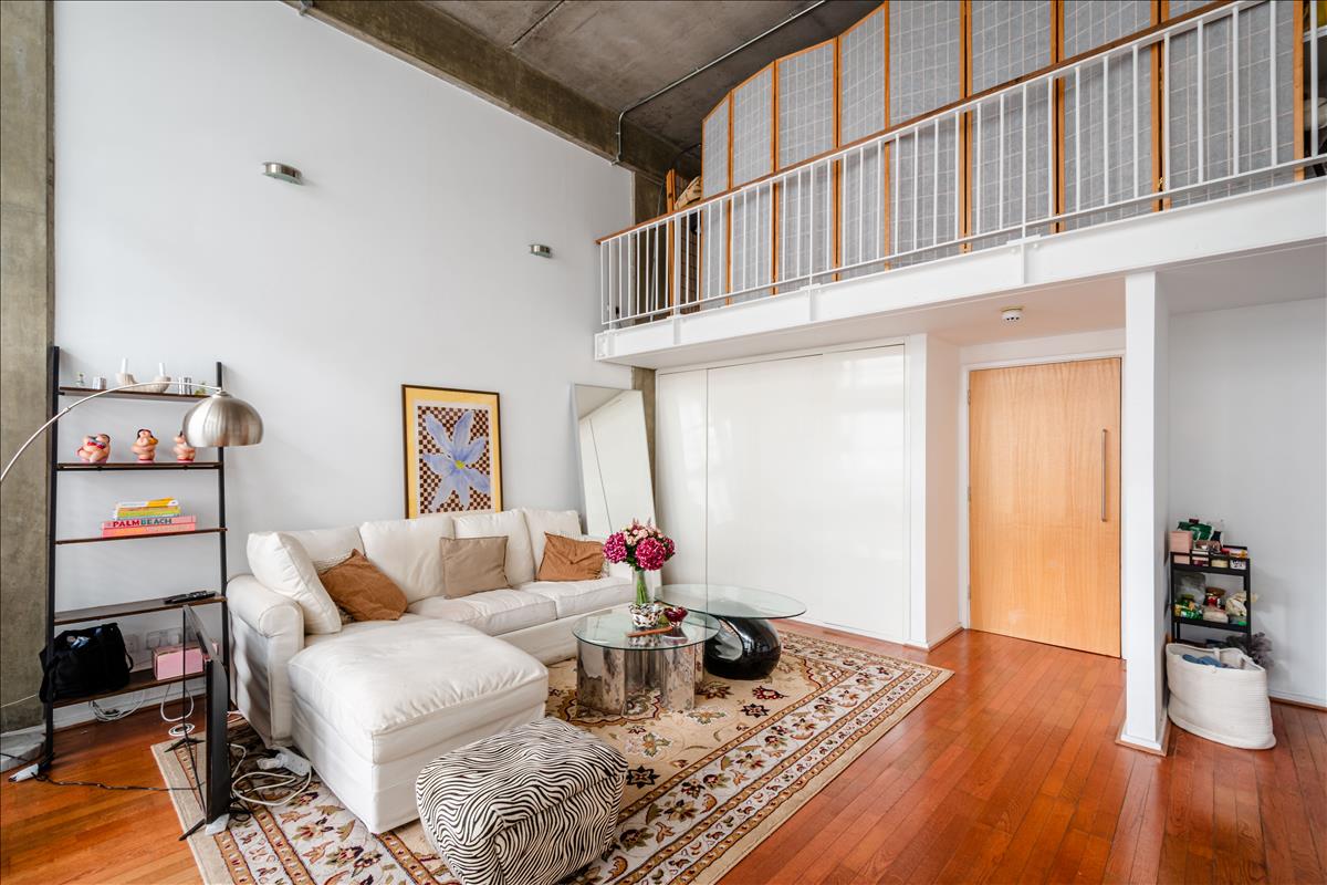 Flat Kingsland Road in Greater London
