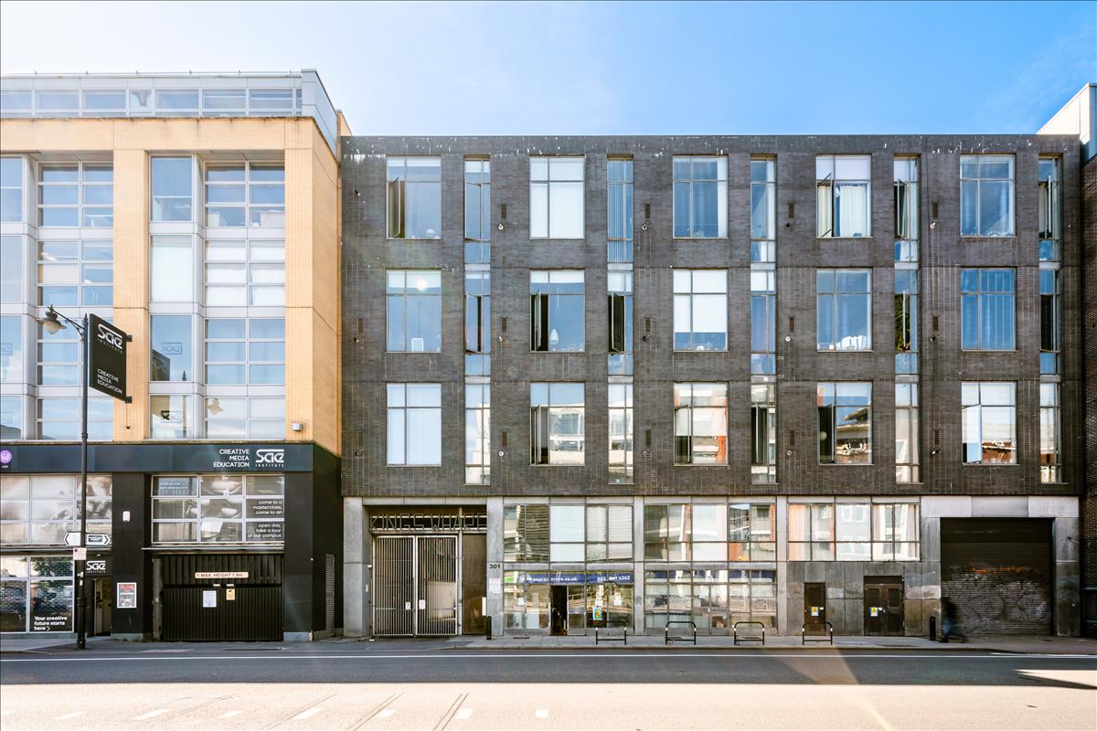 Flat Kingsland Road in Greater London