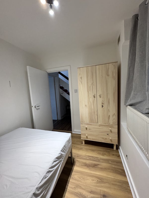 Room Goldhawk Road in Greater London