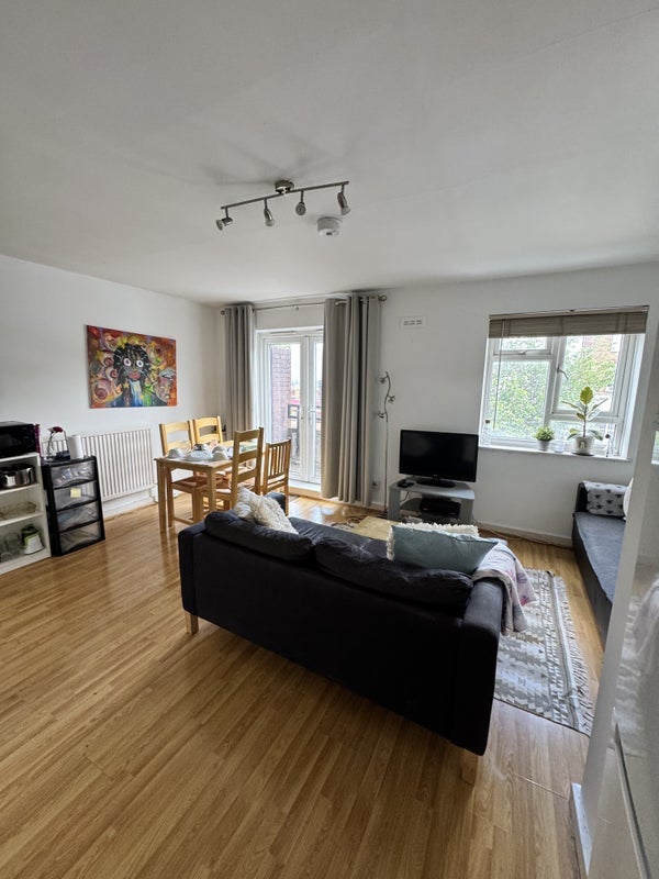 Room Goldhawk Road in Greater London