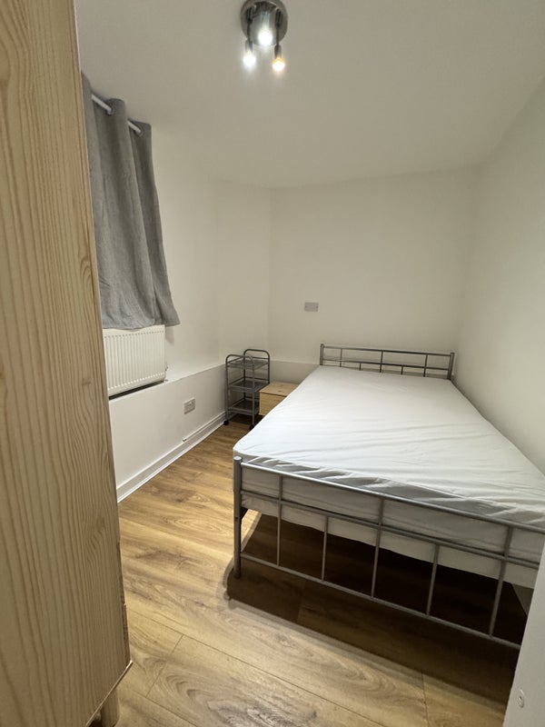 Room Goldhawk Road in Greater London