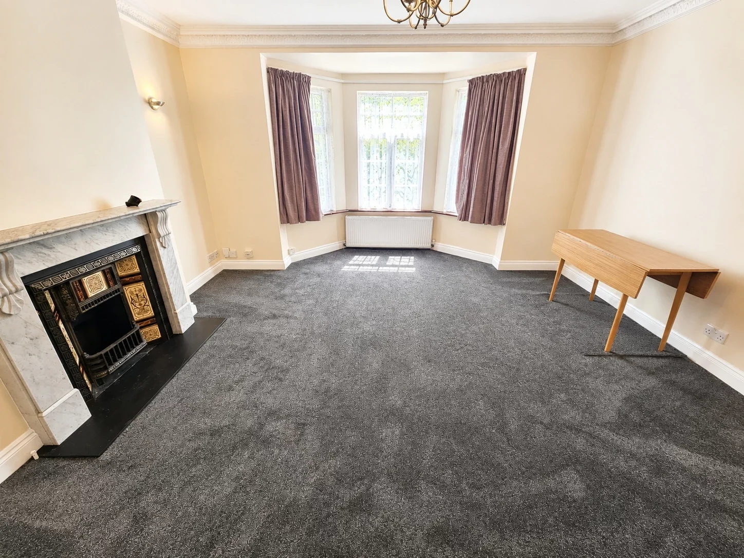 Flat Hale Lane in Greater London