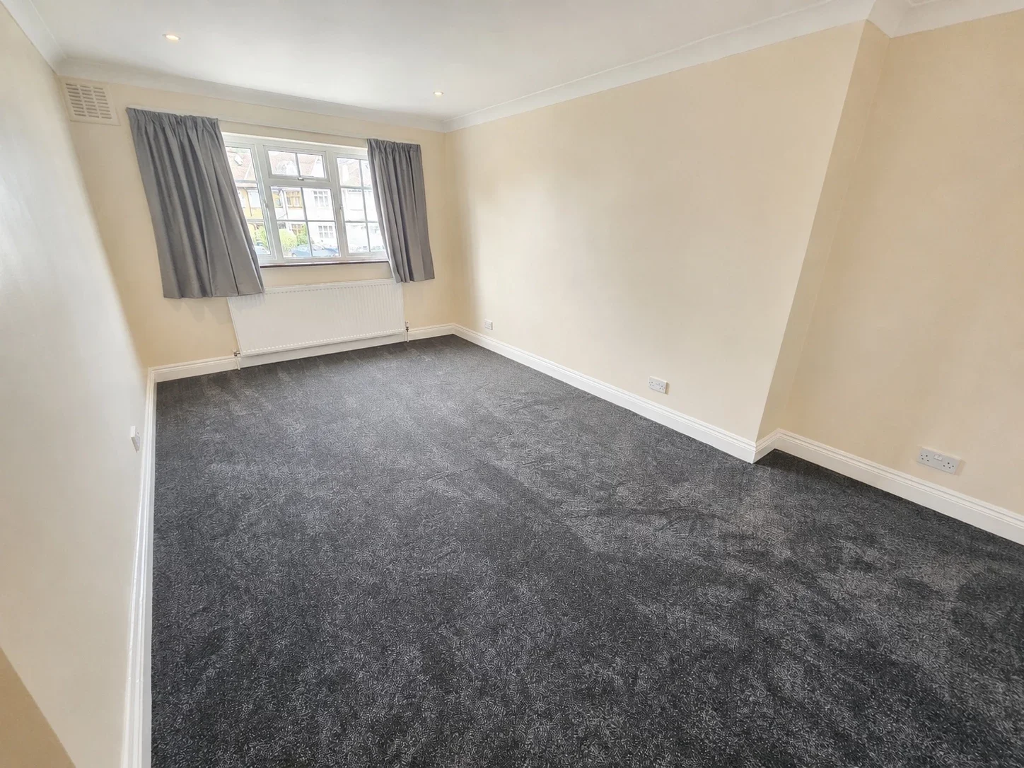 Flat Hale Lane in Greater London