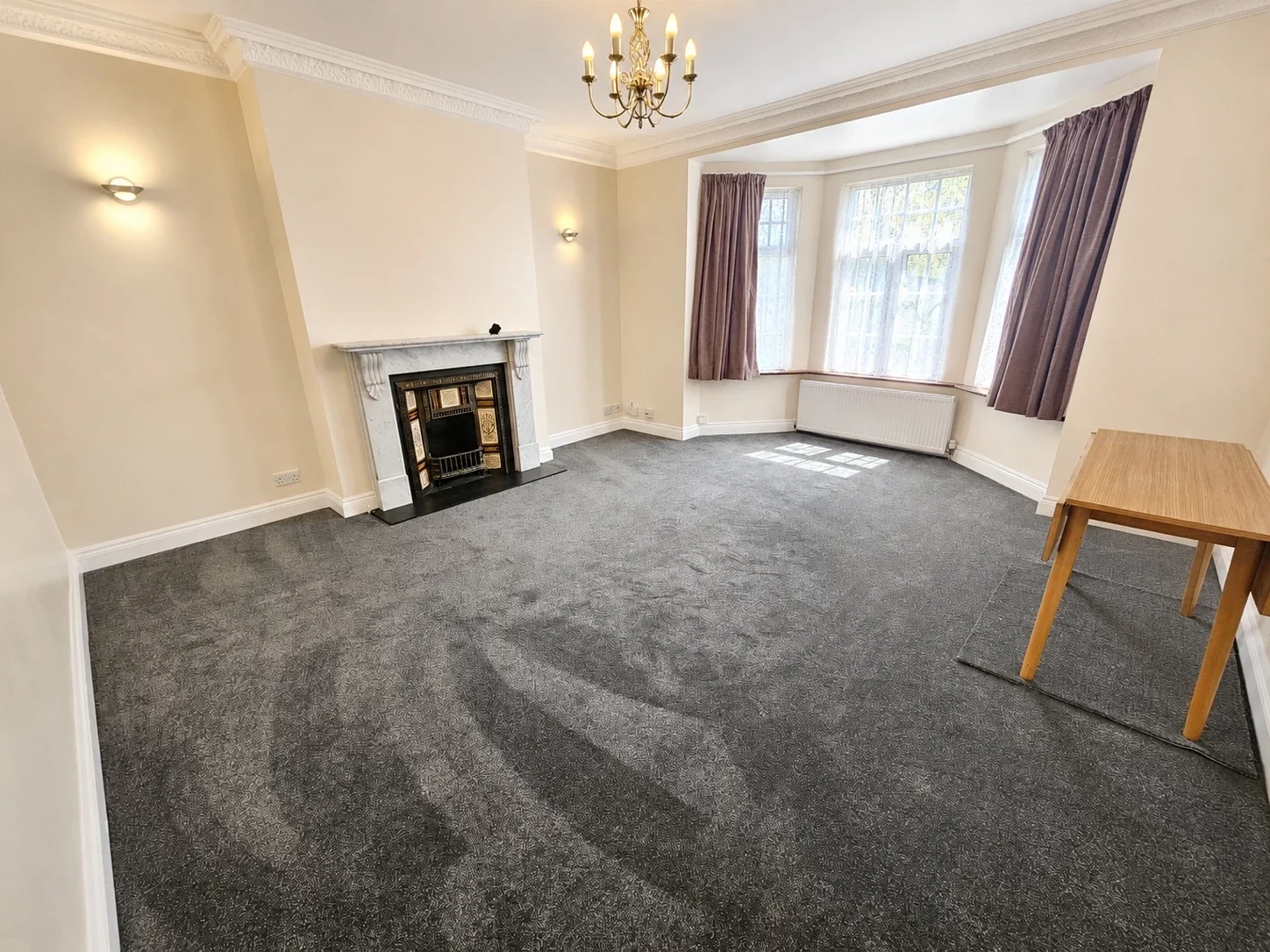 Flat Hale Lane in Greater London