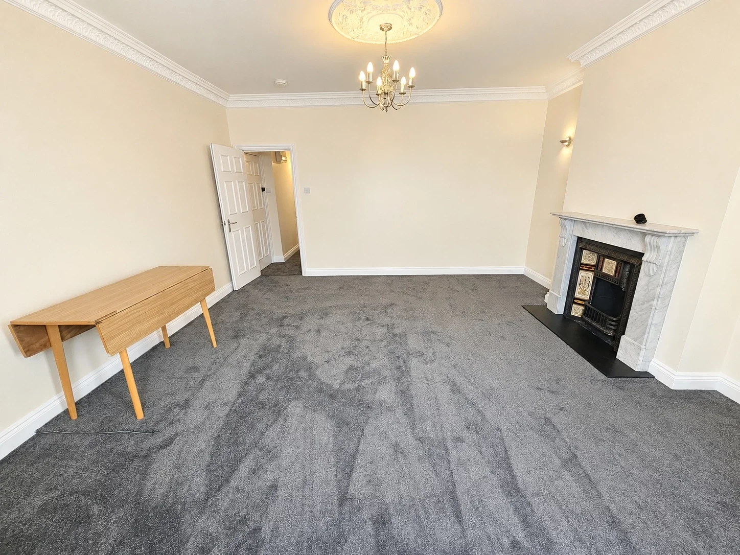 Flat Hale Lane in Greater London