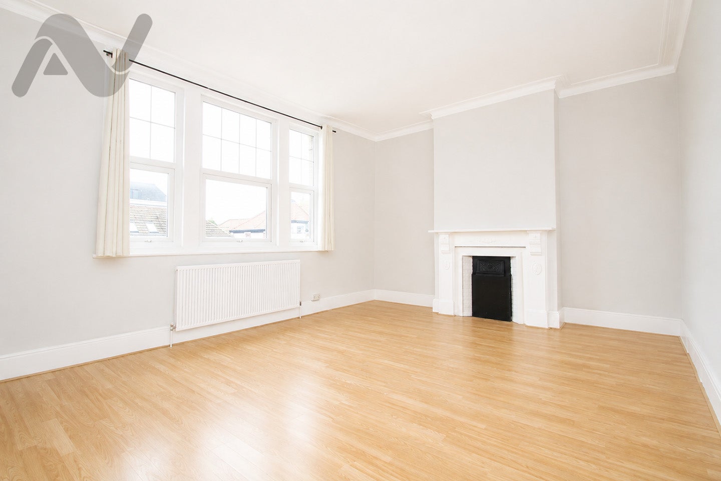 Flat Ballards Lane in Greater London