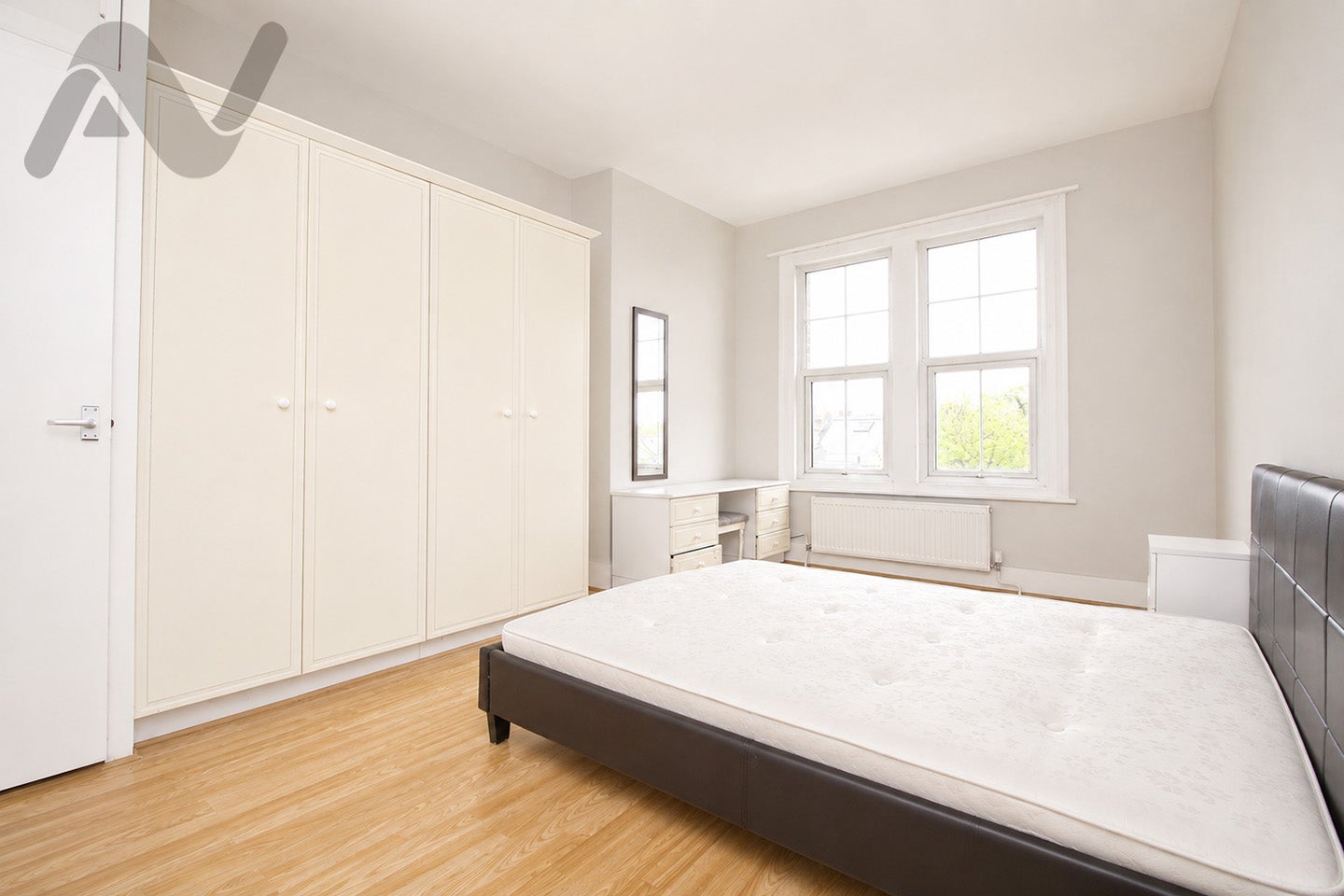 Flat Ballards Lane in Greater London