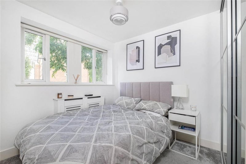 Room Larkhall Lane in Greater London