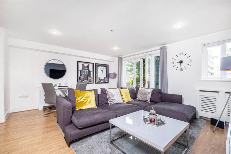 Room Larkhall Lane in Greater London
