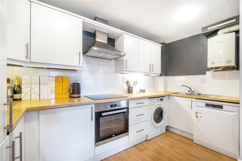 Room Larkhall Lane in Greater London