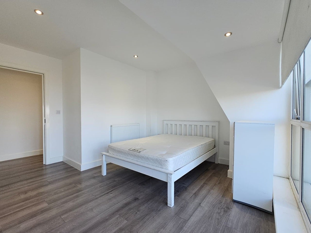 Flat Dunton Road in Greater London