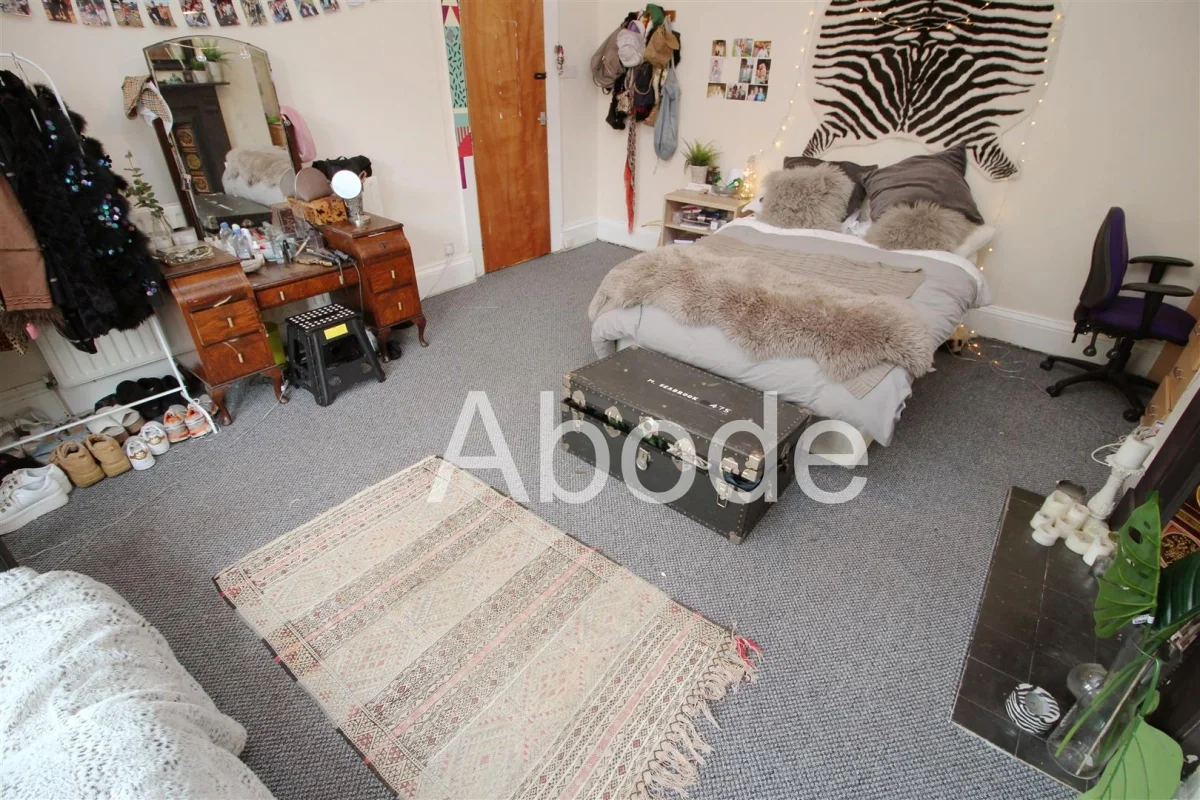 Flat Hyde Park Road in Leeds
