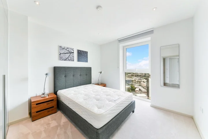 Flat Westfield Avenue in Greater London