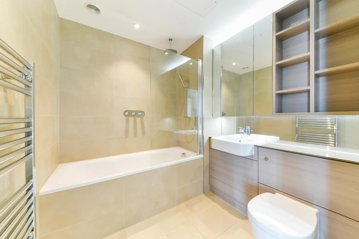 Flat Westfield Avenue in Greater London
