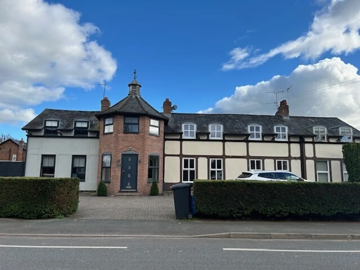 Flat Roselands Court in Lavister