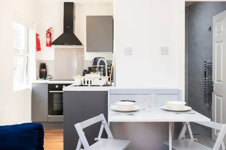 Flat Warwick Road in Greater London