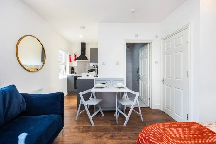 Flat Warwick Road in Greater London