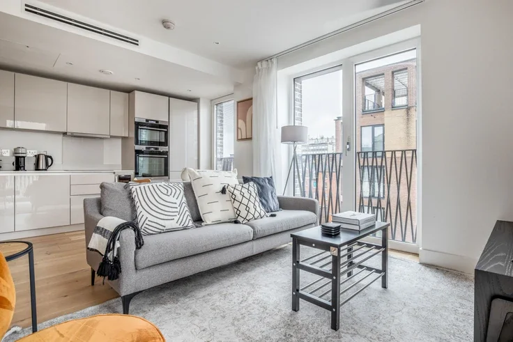 Flat Milcote Street in Greater London