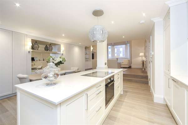 Flat Vicarage Gate in Greater London