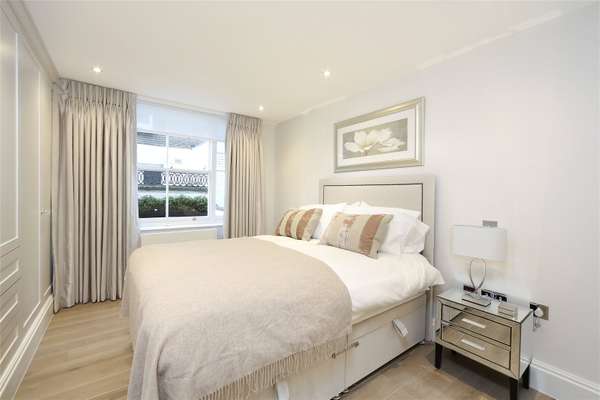 Flat Vicarage Gate in Greater London