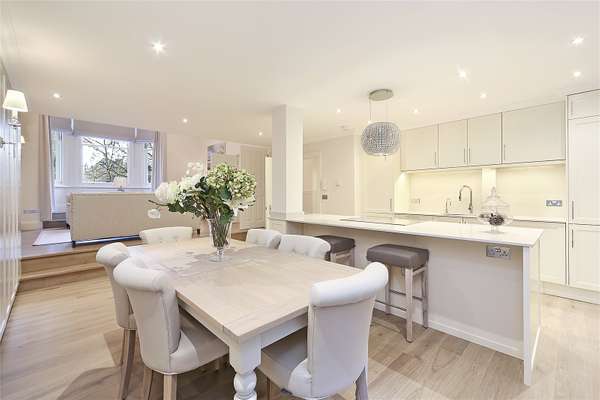 Flat Vicarage Gate in Greater London