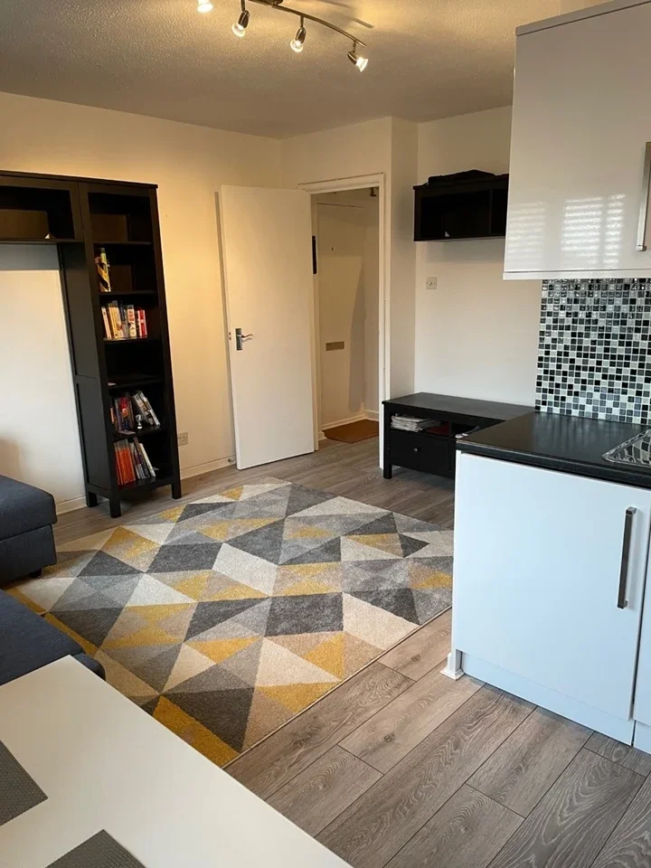 Flat Hogarth Crescent in Greater London