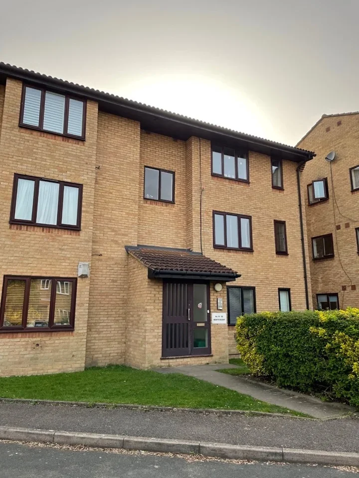 Flat Hogarth Crescent in Greater London