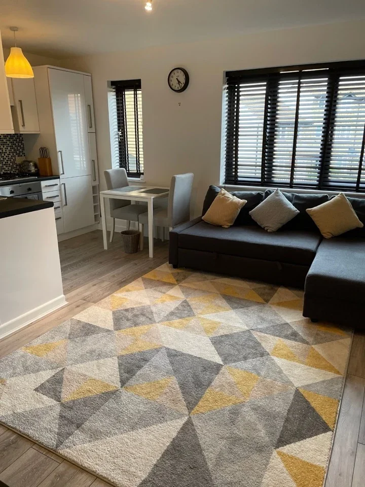 Flat Hogarth Crescent in Greater London