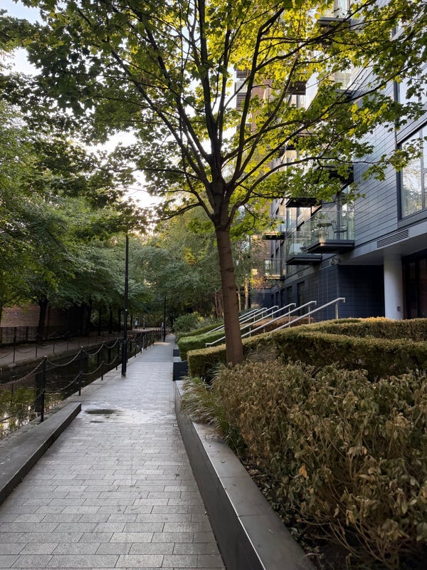 Flat Cobblestone Square in Greater London