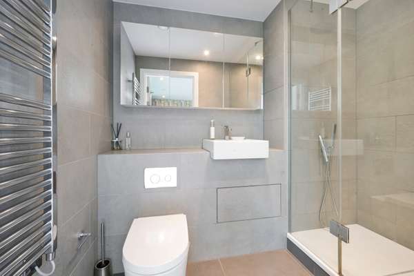 Flat Hawthorne Crescent in Greater London