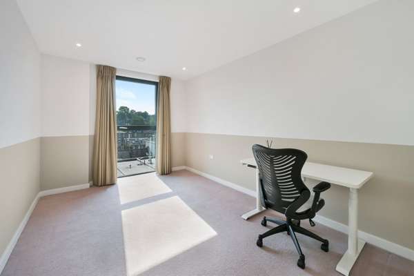 Flat Hawthorne Crescent in Greater London
